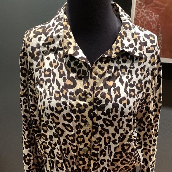Style Envy leopard print button front hem tie blouse. Medium. - Picture 2 of 6